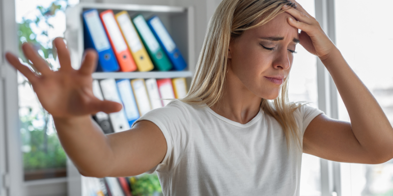 Una mujer con dolor de cabeza, síntoma habitual de conmoción cerebral.